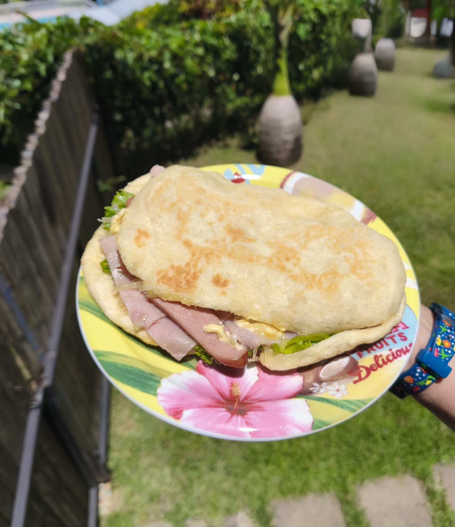 Bokit traditionnel guadeloupéen garni de jambon et fromage
